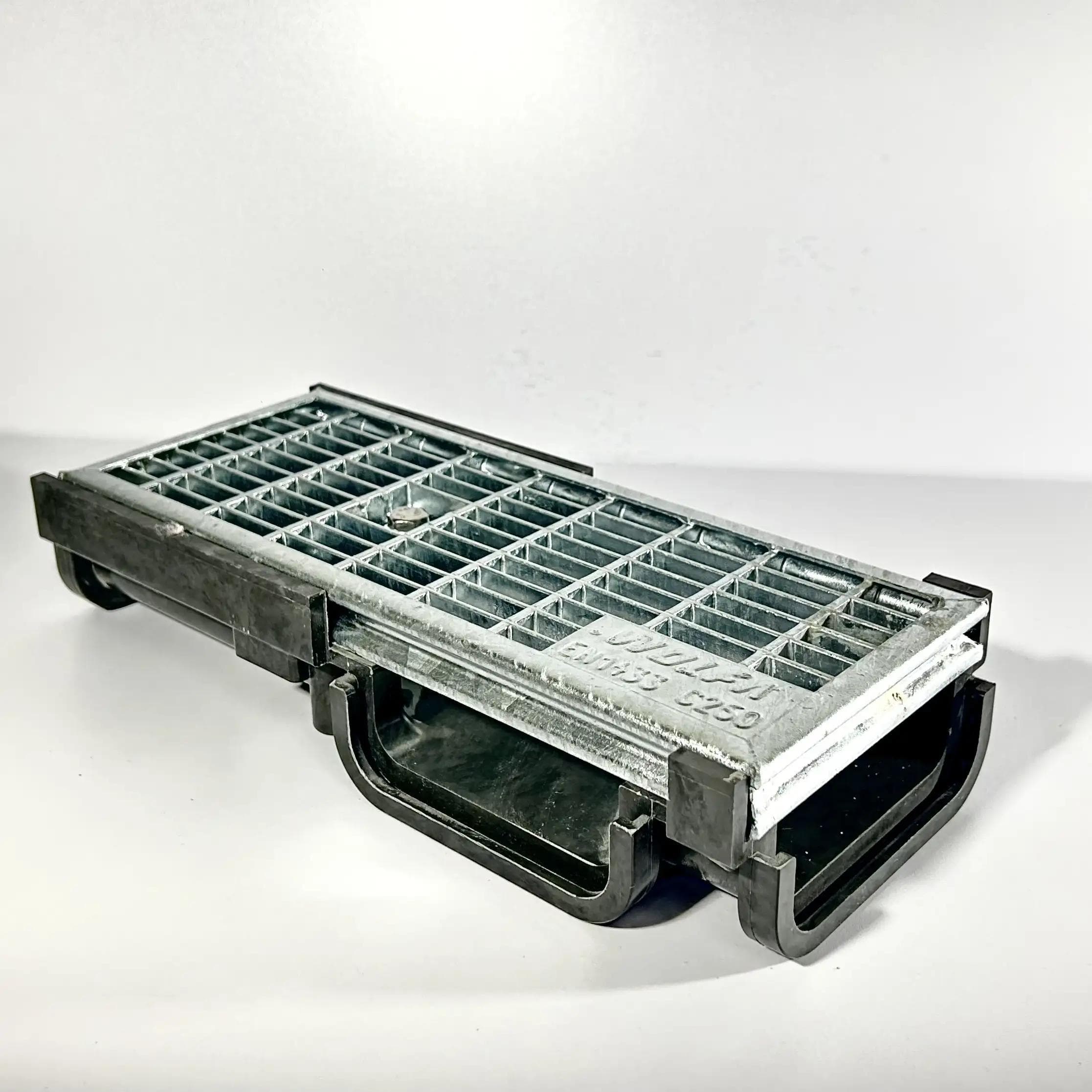 100/6V - hjørneløsning med rist 30/10, C250. Koksgrå