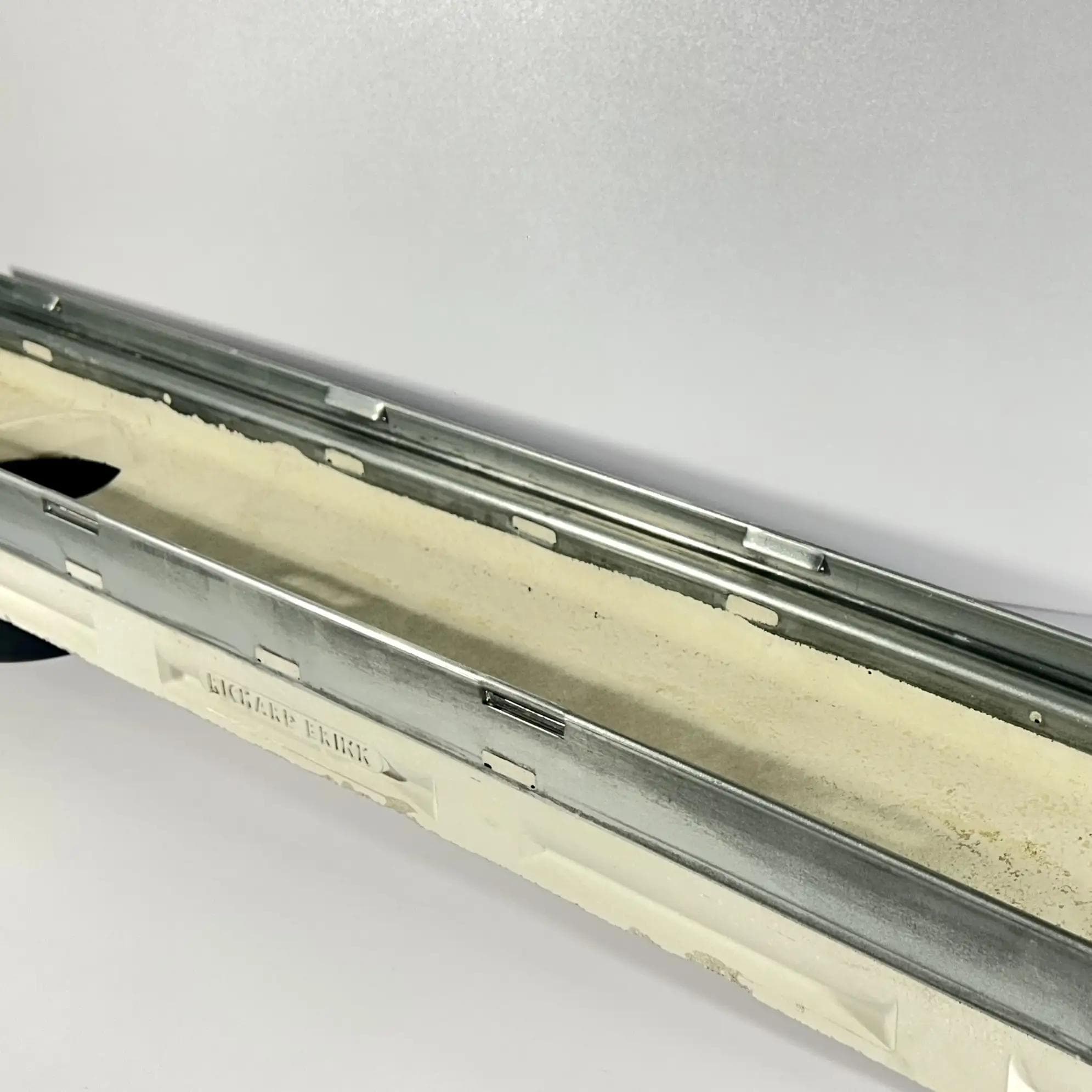 ERFO SN ST G med nedløp og Prisma støpejernsrist. 15,5 cm x 8 cm x 100 cm. Fortis